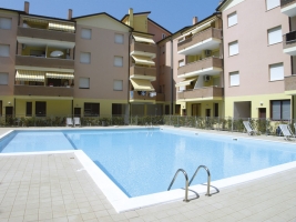 Apartmán - nově rekonstruovaný apartm. dům s bazénem a výtahem, přímo v centru Rosoliny Mare