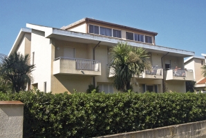 Apartmán rezidence Pinetina pro 6 osob, 80m od pláže, parkování před rezidencí