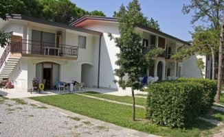 Apartmán - řadové vilky leží v klidné části Bibione, obklopené parkem s borovým porostem