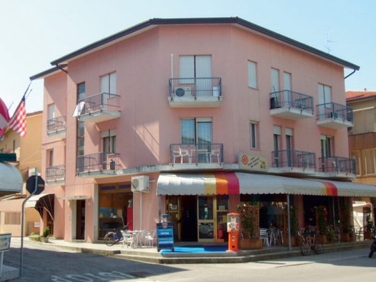 Apartmán - v přízemí domu je kavárna, vyhrazené parkovací místo